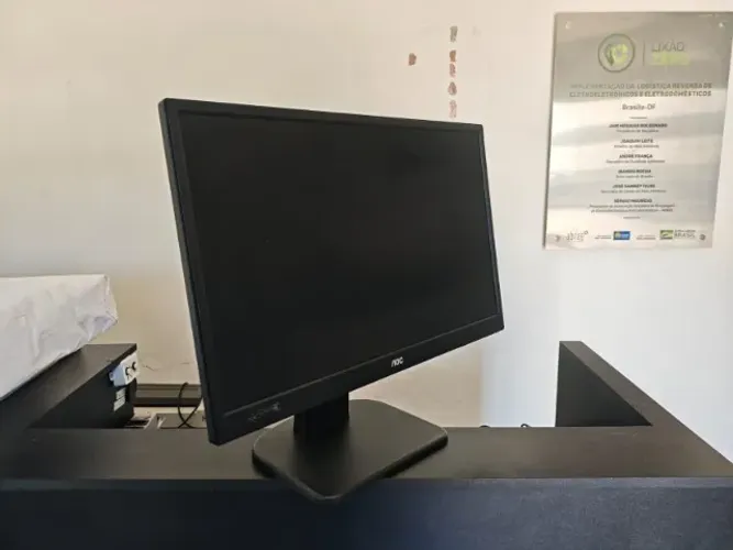 Monitor AOC 24" LED Full HD - Base Ajustável / Modo Retrato (Pivot)