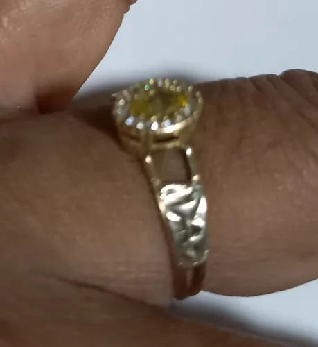 Anel de ouro ato 23 pedra amarela,com brasão.