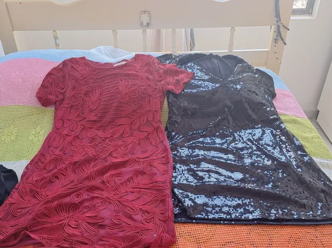 Que promoção é essaa??? Vestido preto em paete e vestido vermelho juntos pra festa! Vemm