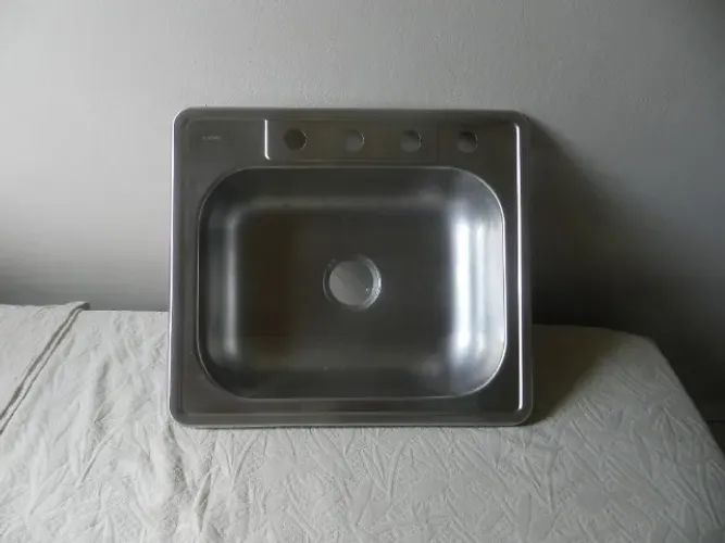 Duas pecas Cuba e torneira, saída agua fria e quente, todos inox produto novo R$500.00