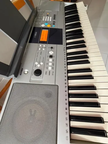 Teclado Arranjador Yamaha PSR-E323 Completo (Sensível ao Toque) + Fonte + Suporte + Capa