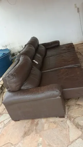 SOFÁ RETRÁTIL EM COURO  MARROM $800,