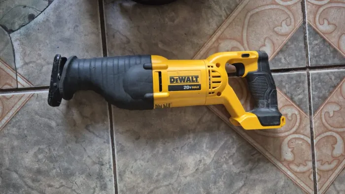 VENDO SERRA SABRE SEM FIO DEWALT 