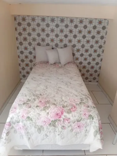 Vendo Cama box de solteiro semi-nova.