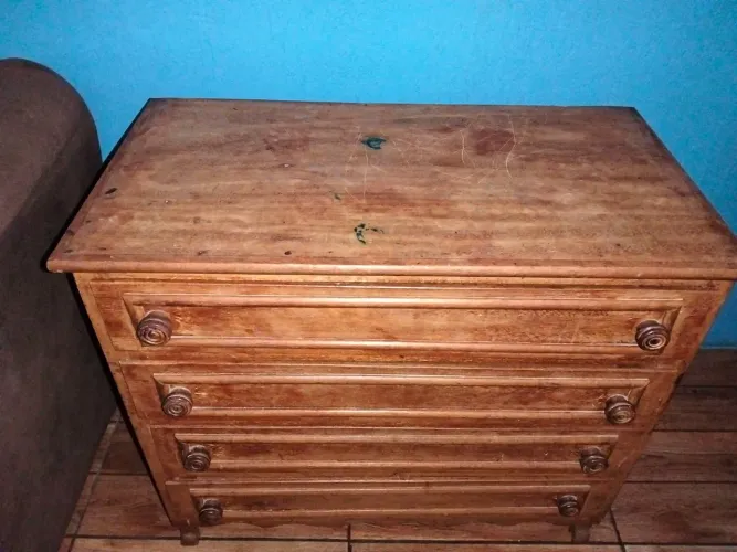 Cômoda de madeira maciça