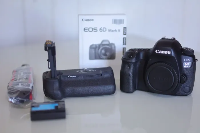 Canon 6D Mark II + Grip Canon + Bateria + Carregador + Alça + Manual<br><br>R$ 6.000