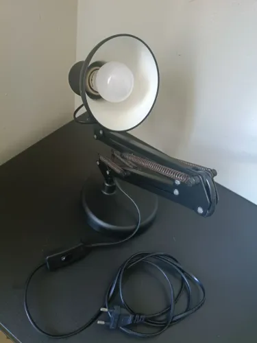 Luminaria de mesa articulada preta GMH pouco uso.
