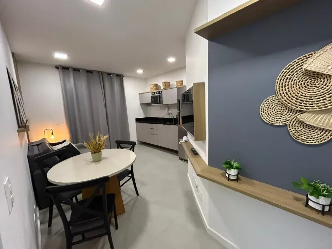 Sala e quarto com garagem.