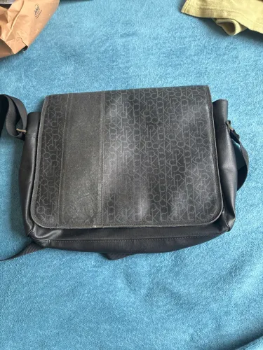 Bolsa carteiro/laptop Calvin Klein CK monograma com bolsa