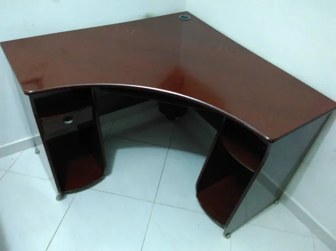 Rack de canto em MDF cor Mogno + Cadeira escritório reclinável