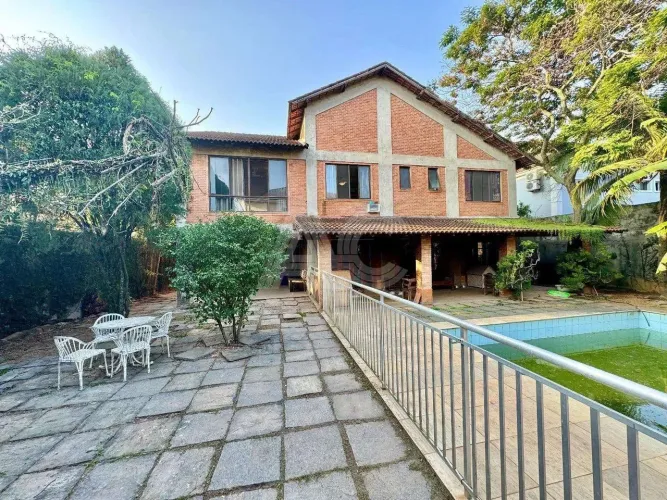 CASA DUPLEX COM 5 SUÍTES E 720 m2 DE TERRENO, À VENDA NO CONDOMÍNIO LAGOA MAR NORTE NA BAR