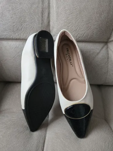 Sapatilha número 34 nova ,cor offwhite e detalhe fivela preta