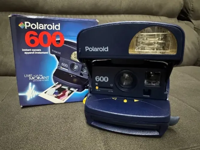 Polaroid 600 com Caixa