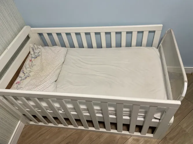 Berço bebê que vira cama