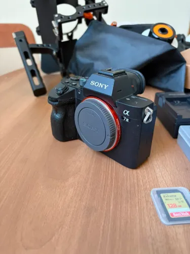 Sony a7III ~70 mil cliques + SD Sandisk extreme 128gb