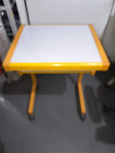 Lote 040 Mesa para Computador Amarela pequena Usada