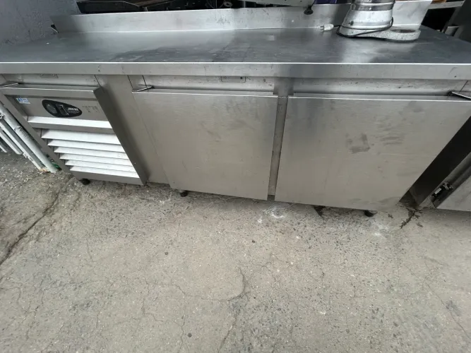 Balcão de encosto refrigerado
