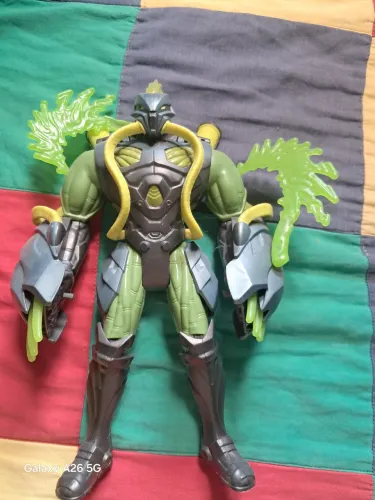 Boneco Toxzon Garra toxica