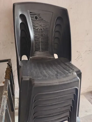 Cadeira de plástico preta, estado de nova
