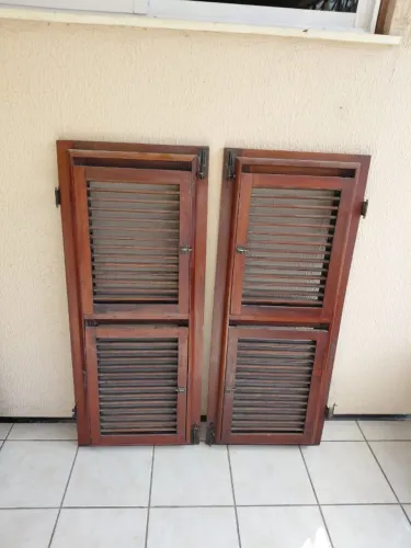 Janela de madeira veneziana