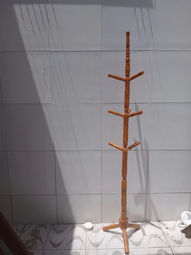 Cabideiro de roupa em madeira 