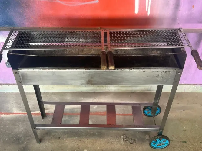 Churrascaria de inox,dupla com rodasAltura 86cm, largura 90cm, profundidade 25cm.