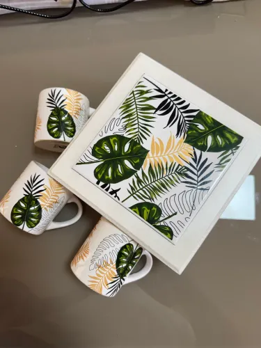 Porta chá de madeira com azulejo + 3 canecas de porcelanas