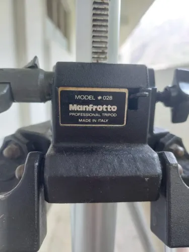 Tripé Profissional Manfrotto (Italy) para câmera e fotos
