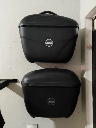 Baús laterais Givi