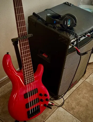 Baixo Cort C5 Deluxe
