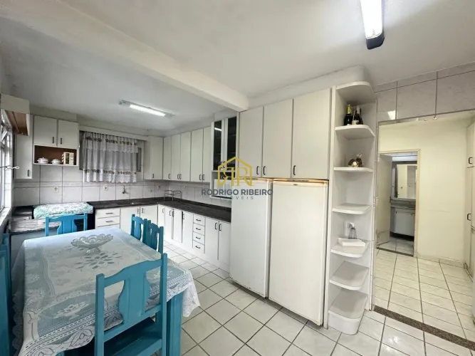 Casa 04 dorm. Amplo terreno na Trindade