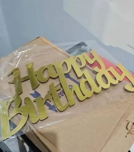Plaquinha Happy Birthday Dourada em MDF