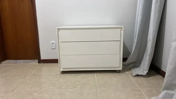 Comoda com três gavetas e rodinha