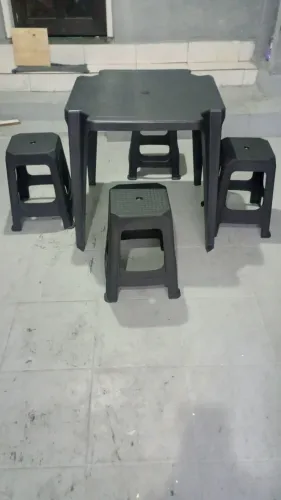 Mesa de plástico com quatro bancos