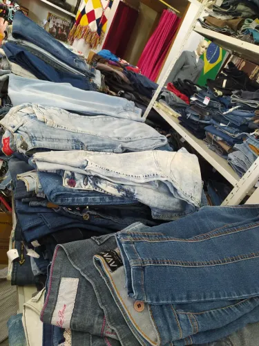 Calças jeans feminina de brechó 