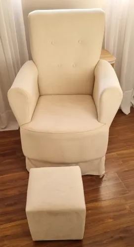 Poltrona de Amamentação com Puff