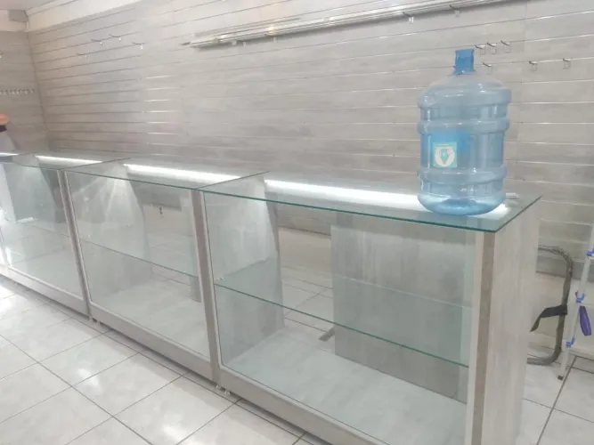 Vendo balcão de vidro para loja