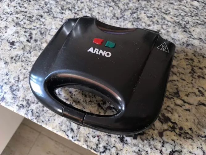 Sanduicheira Arno moderna teflonada