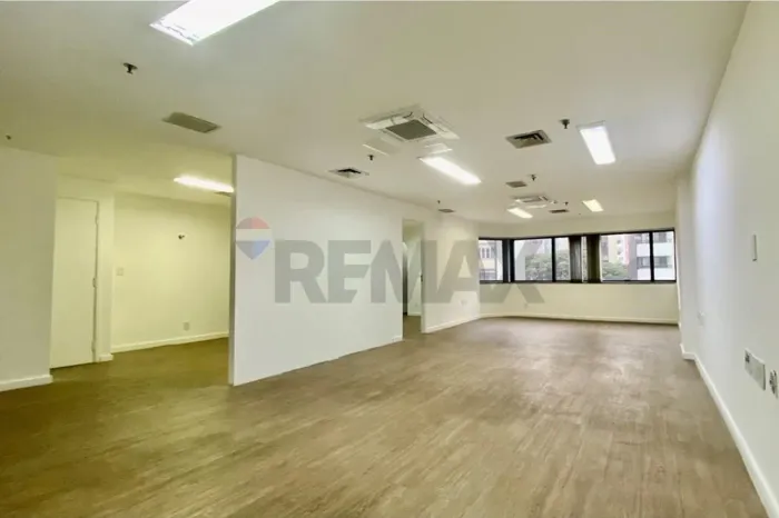 Conjunto comercial para locação com 82m² e 3 vagas no Jardim Paulista.
