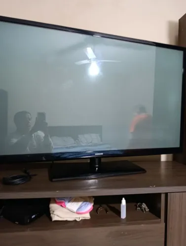 TV 55 polegadas com defeito
