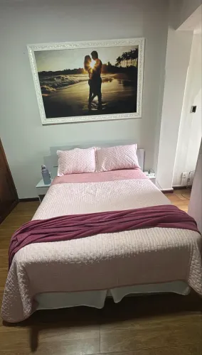 CAMA CASAL COM COLCHÃO MOLA ENSACADA VISCOELÁSTICO E CRIADOS-MUDOS
