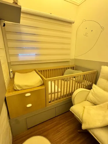 Quarto de bebê com berço e colchão