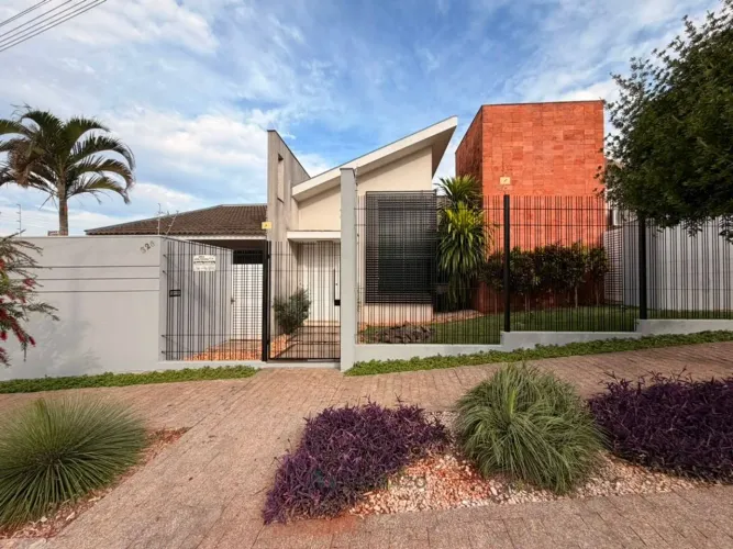 Casa Térrea de Esquina | 135m², Suíte, 2 Vagas e Excelente Localização