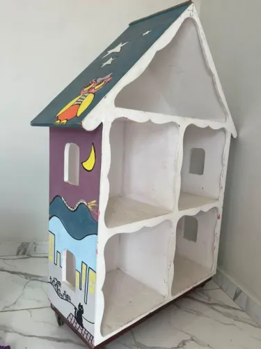 Casinha de madeira com rodinhas