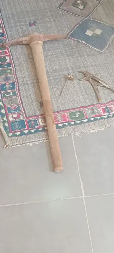 Picareta, uma chave de grifo e um abridor de rosca de cano