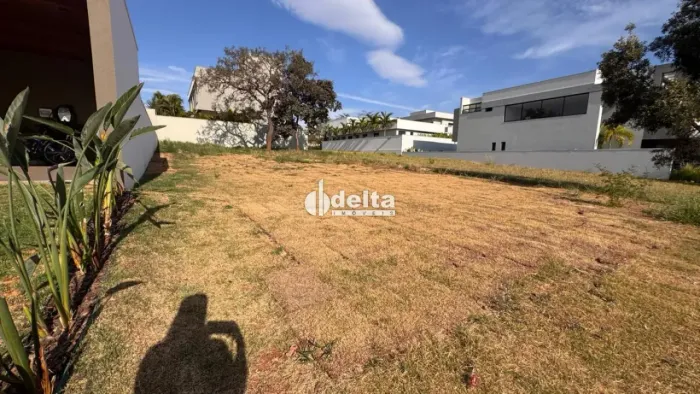 Terreno em condomínio disponível para venda no bairro Jardim Sul em Uberlândia-MG