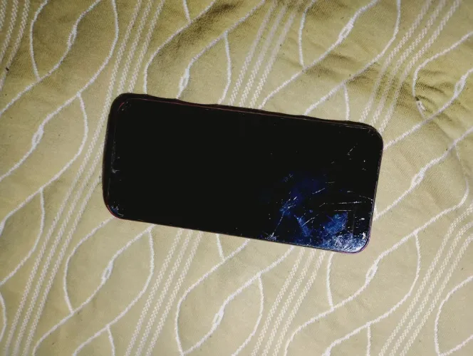 Vendo esse Motorola por 70 reais a tela dele tá pifada mais se consertar da pra usa normal