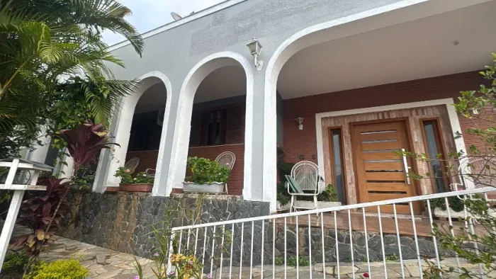 Vende-se casa em Caxambu-MG