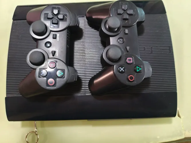 Playstation 3 Super Slim 500Gb + FC 24 + 32 Jogos + 14 Mil Retrô D.e.s.b.l.o.q. - Seminovo