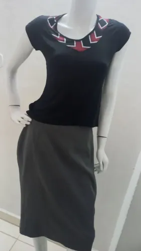 Um blusa preta com detalhes vermelho tamanho m usada.